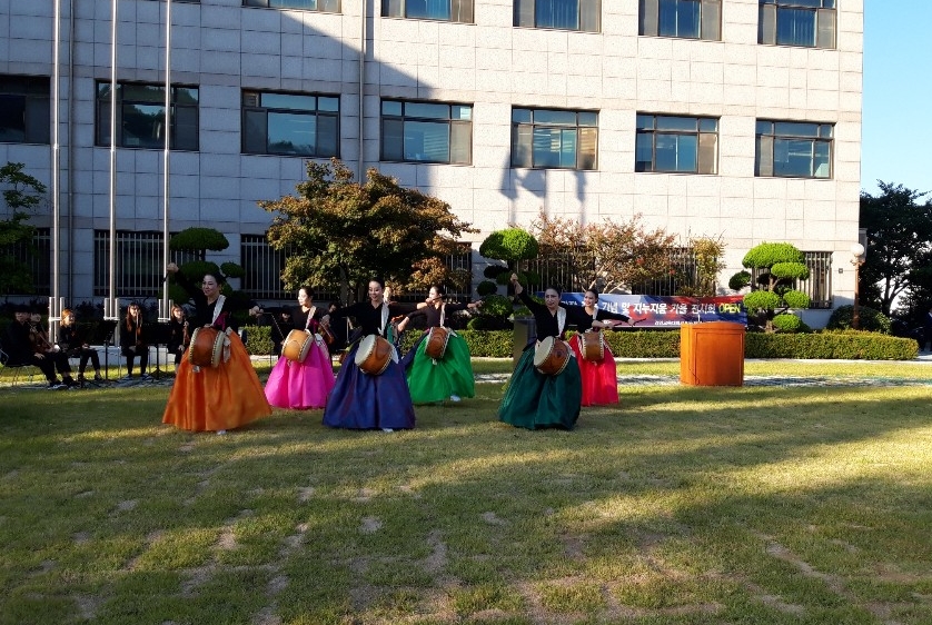 잔디광장 완공 기념 및 발전기금 조성 기획전 개최